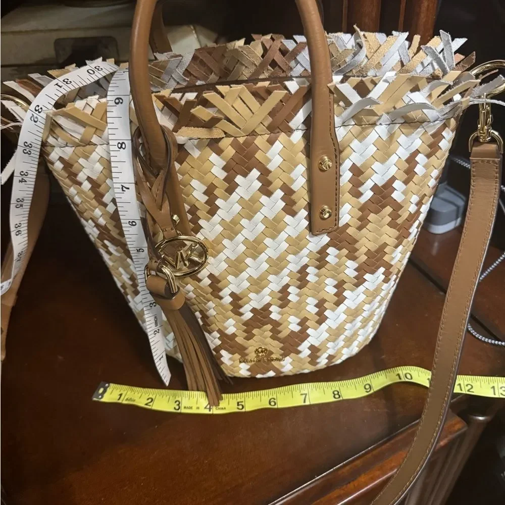 MICHAEL Michael Kors Tan and White Shoulder Bag with Geometric Design